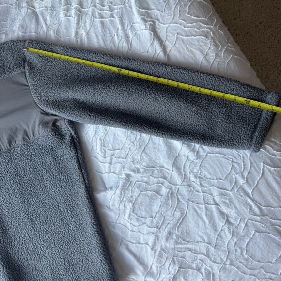 Vineyard Vines Gray Fleece with Red Trim Zipper Quarter Zip - Picture 6 of 8